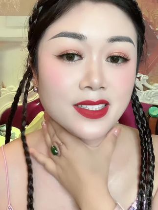 防晒隔离二合一霜,可以涂抹脸也可以涂抹脖子和全身50倍防晒隔离,记得拍两瓶