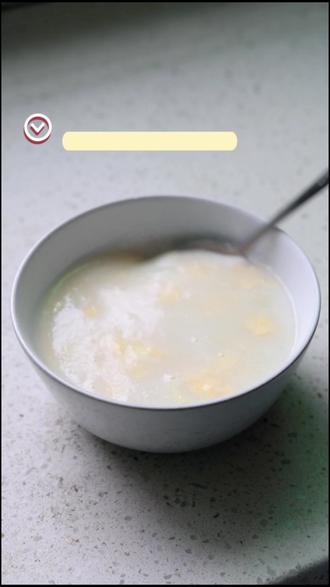 老一辈的家里用这2种食物养脾胃 1、鸡蛋白汤
是我们北方孩子经常喝的,在我老家叫稀饭,张宝旬老师呢也提及过这道汤,做法很简单,取适量面粉,加入凉水搅拌,搅到没有疙瘩,等水开后倒入锅中,中火煮十几分钟,然后倒入蛋液,待汤再次沸腾就可以关火了。什么调料都不用加,只需要喝汤,味道就已经很好了。喝完肚子很舒服。无论是小孩、老人还是我们自己,都很适合每天早上煮来喝。
2、烤馒头片
小时候一到冬天家里长辈就喜欢围炉烤馒头、烤橘子,现在想来这些朴素的生活方式其实都是在养生。现在虽然没有炉子,不过我们可以用锅代替。方法也是很简单,把馒头切片,放进锅里,用中火烤至两面焦黄、馒头变酥脆就可以出锅了。外面的这层糊化层可以中和胃酸,保护我们的胃黏膜。很适合早上做来吃。搭配着鸡蛋白汤,再配些小菜,就是完美的早餐啦~#养脾胃 #养生早餐 #老祖宗的智慧 #胃动力不足 #80后的记忆