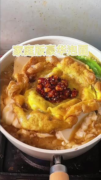 方便面配炸弹,妈呀,太香了#美食 #自己在家做美食 #懒人美食 #泡面神仙吃法