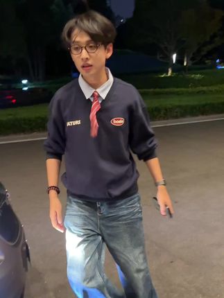 为什么工作人员可以随便动手??工作人员先动手反驳一下到底有什么问题 你用手指又是什么行为 这么不礼貌 档没档你自己心里清楚 别揣着明白装糊涂 你但凡一步走不动 就算了……@齐思钧 #齐思钧