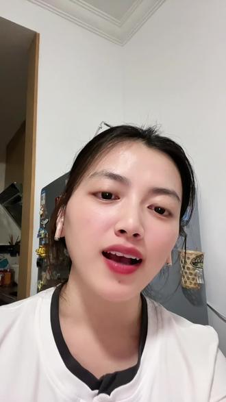 有一种爱情 叫做谢娜张杰 谢娜成都演唱会,一场看哭全网的双向奔赴,爱情友情全都圆满💖
5月6号第二场演唱会,张杰惊喜登台同台合唱《明天过后》,全场粉丝沸腾尖叫,大家都说这跟参加婚礼有什么区别。曾经这段感情饱受争议、不被所有人看好,如今所有流言全都烟消云散。张杰眼里永远只有谢娜,全程默默做她最坚实后盾,包揽演唱会幕后所有事宜,双向扶持、彼此守护,这才是婚姻最好的模样。
不止绝美爱情,还有一诺千金的温暖。谢娜牢记浪姐约定,特意邀请者来女来到现场,演唱《三界四洲》兑现承诺,说到做到、事事用心,从不辜负每一份约定与期待。
整场演唱会星光熠熠,半个娱乐圈前来助阵,何炅深夜奔赴、挚友暖心相伴,一路见证谢娜圆梦。从官宣演唱会开始,谢娜日复一日分享筹备日常,耐心协调加场福利、用心打磨每一首曲目、慎重对待每一位嘉宾,不敷衍舞台,不辜负每一位爱她的粉丝。
真诚永远是必杀技,认真对待每一件事的人,永远闪闪发光。温柔善良、重情重义、心怀感恩,这样的谢娜,值得世间所有美好。
祝谢娜演唱会圆满落幕,爱情甜蜜长久,挚友岁岁相伴,永远被温柔以待🎤#谢娜 #谢娜张杰 #谢娜演唱会 #有一种爱情叫张杰谢娜 #热门音乐🔥 @DOU+小助手 @抖音创作灵感 @抖音小助手