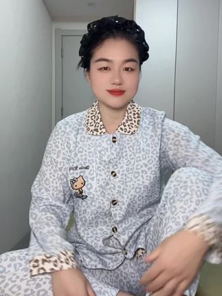 姐妹们要的自动胸垫家居服来了,面料柔软舒适,洗澡完直接一穿太方便了,自动胸垫出门拿个快递或者给公婆住一起也不尴尬,80-200斤的姐妹都可以穿#家居服 #自带胸垫睡衣
