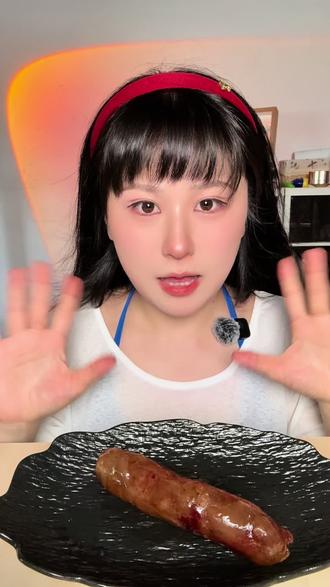 美好的周末从一根糯香的水晶肠开始 水晶腊肠~烤久一点就是糯香糯香的
#九肥一瘦 #腊肠 #水晶腊肠 #香肠 #肥肉