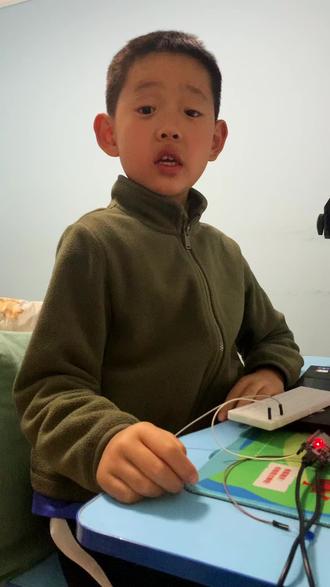 别人家孩子从不刷题!一年级自学Python硬件,手把手教你分清LED正负极
#英语启蒙 #python编程 #单片机 #皮皮同学 #少儿编程