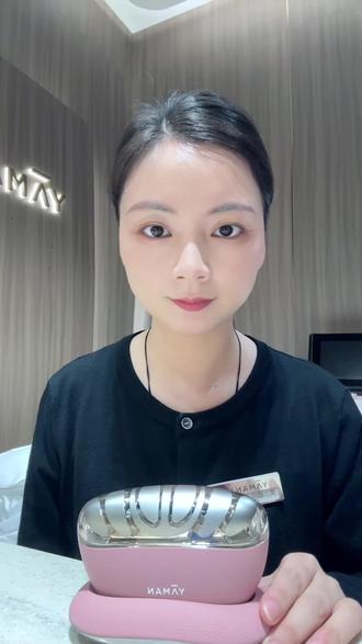 雅萌闪修仪pro使用说明和注意事项‼️。一,闪修仪pro充电指南
•充电3.5小时,约可用30分钟;
•充电时,电源指示灯闪烁;充满后,电源指示灯闪示灯闪烁5秒后熄灭;
•开机时,如电源指示灯亮起1颗红灯,表示仪器处于低电量状态,请尽快充电。
二,闪修仪Pro使用频率
正常肌肤状态下,产品可每日使用。
若是脆弱肌或不耐受肌,建议初期每周使用3天,建立耐受后再逐步增加使用频率。
三,闪修仪Pro档位介绍及选档建议
•仪器可直接选1、2、3档;
•连接手机后,增加可选0.5、1.5、2.5档;
* 部分模式不可调节档位。
•使用初期,建议先从低档位开始使用,如觉得1档
体感太强,可连接手机选择更低档位。
四,闪修仪Pro如何清洁机身
•美容仪不防水,不可放置在水流下冲洗、或
浸泡在水中
•日常使用完毕后,可用湿纸巾清洁机身外壳,再用千纸巾擦干即可
五,闪修仪Pro电流感不明显怎么办?
若是使用过程电流不明显,可能是因为:
①使用低档位:可以调高使用档位,再感受一下;
②仪器电量不足:建议先充满电,再搭配护肤品
使用;
③护肤品湿润度不够:建议适当补涂流动性高的护肤品,保持湿润度,请勿搭配油类护肤品、厚重的面霜使用
④若使用底部凹面护理头,是无电流感,请使用
凸面长护理头,再感受一下;
⑤若使用背面护理头(即带有档位模式键)接触
皮肤电流感会不明显,请使用正面护理头(即带
有雅萌LOGO面),再感受一下。
#雅萌闪修仪pro#申浩男 #刘晓庆 #李施嬅 #雅萌美容仪