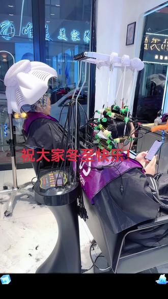 祝大家冬至快乐!
做完这两个头发再去市里,有去的可以一同哦!
#女士烫发 #烫染 #设计发型 #冬至快乐记得吃饺子