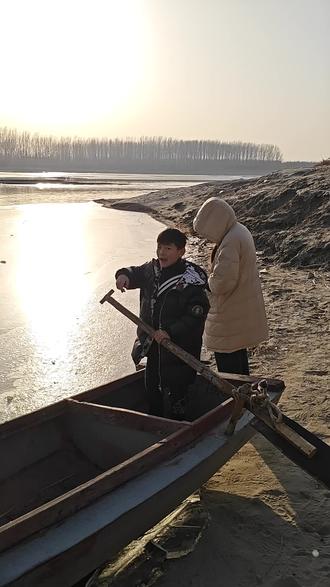 周一下午去河边,想要滑冰的就别去了,都没冻上。