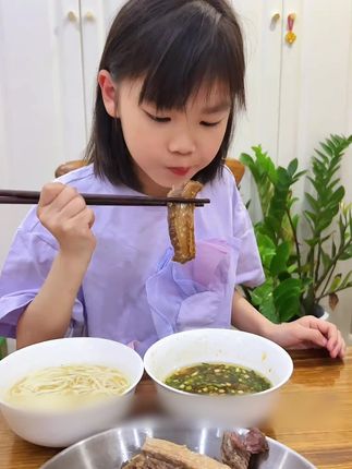 这款安格斯牛肋条,我回购不下20次了,真的不仅品质好,价格还便宜!清炖的做法既能大口吃肉,汤里放点蔬菜萝卜特别鲜!#超便宜超划算 #牛肉 #牛肋条 #牛肋条做法 #妈呀太香了 @DOU+小助手 @DOU+上热门