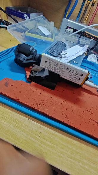 大疆pocket3进水维修 这台大疆是进水损坏的,屏幕不显示还发烫,屏幕已经肉眼可见的损坏,因为可以看到驱动那里烧出一个白点,这是把液晶背光烧坏的迹象,所以检查主板后定屏幕了,如果今天修好了,给大家用大疆拍一个,发一个视频