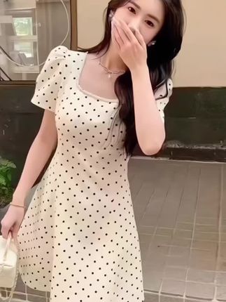 超好看绝美波点连衣裙女2025夏季新款方领钉珠设计感绝美小裙子潮#波点连衣裙 #夏季新款 #方领连衣裙 #小众设计感 #高级感连衣裙