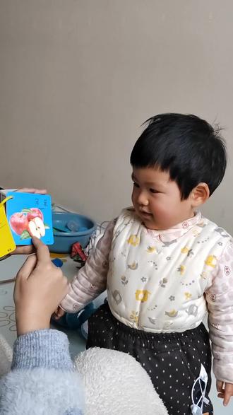 一岁多的宝宝学说话,虽然不会说但是态度端正😂#学说话的宝宝 #几岁会说话