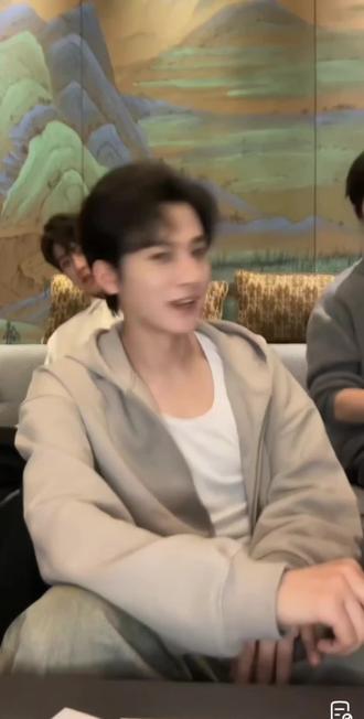 邱是心疼星的腰吗,坚决不让星坐地上 #向佐