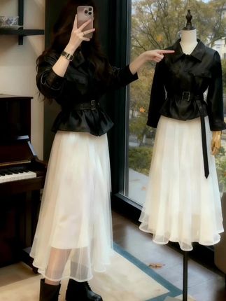 秋日穿搭灵感|又酷又仙的皮衣纱裙组合,谁穿谁沦陷   谁能拒绝甜酷风与温柔感的碰撞呢?!这件黑色收腰皮衣,利落的翻领设计+金属扣腰带,轻松勾勒出小蛮腰,酷飒又显瘦;搭配一条白色网纱半裙,行走间裙摆轻扬,仙气飘飘,甜妹感直接拉满~   秋日晴天里,配一双厚底马丁靴,既有皮衣的飒爽,又有纱裙的柔美,走在落叶纷飞的街头,回头率直接拉满!日常出街、约会通勤都适配,这种“又A又甜”的风格,真的很难不爱啊~- 晒晒我的秋日穿搭#早秋穿搭三分钟出门不是梦#秋季日常实用穿搭思路分享#小个子初秋显瘦穿搭#当普通人找到自己的穿搭风格后