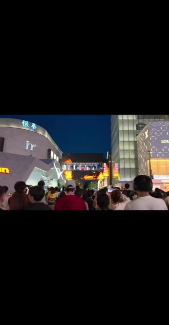 总不能是本人吧,还真是😂 和朋友路过这的时候,看人非常多,好奇他们在拍什么,后面录上谢幕了,哇,原来是杨丽萍老师本人。#楚汉争霸 #杨丽萍 #西子廊桥 #杭州 #五一