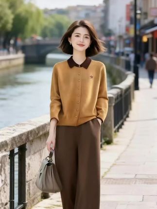 2025春秋针织撞色套装 撞色翻领针织衫太显气质!温柔色系碰撞超吸睛,长袖贴合身形不臃肿,自带慵懒感。搭配同系列高腰阔腿裤,显高藏肉两不误,垂坠面料超有质感。 一套搞定春秋穿搭,通勤、约会都适配,不用费心搭配。柔软针织亲肤透气,轻松穿出高级感,日常出街回头率满满~#春秋穿搭 #优雅气质 #温柔气质穿搭 #简约时尚穿搭 #减龄气质