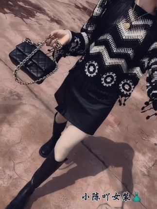 做女人可以性感,可以妖娆,可以清纯,唯独不可以平庸,如果生活踹了你很多脚,记得站起来拍拍身上的灰尘,继续走#高级感穿搭 #民族风套装 #洋气减龄 #早秋穿搭