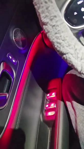 大家好,下面是25款奇瑞瑞虎八plus车机升级教程。
1.**唤醒语音助手**:通过语音指令“打开系统升级”进入升级页面。
2.**准备升级**:确保车辆熄火、挂P档,并处于通电状态(按一下启动键)。
3.**开始升级**:按照页面提示操作,系统会自动下载数据包并进行升级。升级过程中会有“滴滴滴”和门锁落锁的声音,表示升级正常。
4.**升级完成**:升级成功后,再次按启动电源切换到ON档,查看车机系统的更新内。 5.**检查更新**:虽然你提到“啥都没有”,但升级通常包含性能优化或Bug修复,可能不会立即显现。
如果你对升级内容有疑问,可以查看更新日志或联系4S店获取更多信息。感谢观看,期待更多用车体验!
#25款瑞虎8plus #奇瑞汽车 #车机升级