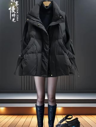天呐!这款棉服马甲居然只要29.9元!宽松版型对各种身材都友好,藏肉又不显臃肿,保暖还显瘦。填充饱满扎实,寒冬也能带来满满温暖包裹感;外层面料防风有质感,耐穿还不易皱。颜色选择超丰富,经典黑、温柔卡其、清新浅黄等,适配不同穿搭风格。内搭高领毛衣,下身配牛仔裤或紧身裤,再搭双靴子,休闲又时尚,日常逛街、上班通勤都能轻松hold住,花小钱就get温暖与时髦兼具的冬日单品,太值啦~#马甲外套 #棉服马甲外套 #马甲穿搭 #时尚穿搭女装 #穿搭不重样 @抖加🔥上热门🔥dou+🔥热点宝 @抖加上热门 @抖加小助理