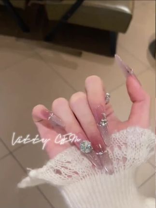 感觉才是王道#美甲分享 #显白美甲 #超好看的美甲 #仙女必备 #爆闪美甲 【冰莓式】冰透碎钻爆闪猫眼美甲新款穿戴甲千金感气质@巨量千川