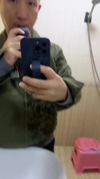 一把沉睡几十年的旧刮胡刀,在今天重新焕发光彩。岁月带走的是锋芒,留下的却是时间沉淀后的温润与珍贵的青春记忆!
如今锋芒依旧,满血复活!
(记30年前刚出道时
在广东东莞中心城区的运河百货商场购买的
飞利浦HQ222剃须刀)
#光阴的故事#青春的记忆 #刁利军 #会讲英文的吉他老师