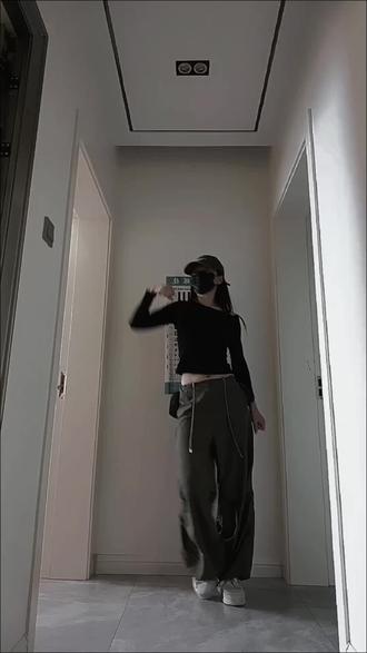 没有墨镜就戴了一顶帽子,也挺酷!#复仇摇 #卡点舞 @小肉妮儿🍓《欧蒂尼整装@神头坤鹏团队》