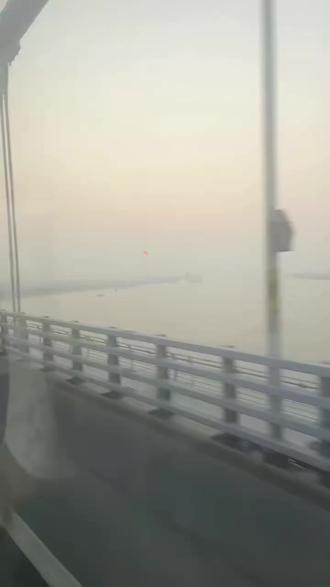 不要参与亲人的因果,不要太操心你的孩子,也不要太操心你的父母。个人吃饭个人饱,这世上每个人都是带着自己的剧本来的。孩子有他必须要撞的南墙,父母也有他们必须要受的暮年之苦。你想做那个剪刀手,帮孩子剪掉荆棘,想帮父母剪掉固执,以为这叫深情,其实这叫乱了分寸。在孩子的剧本里,你只是引路人,不是导演,在父母的剧本里,你只是陪伴者,不是审判官。为了孩子行差踏错而焦虑,整夜睡不着,但你忘了该走的弯路一米都少不了。
蝴蝶破茧很痛,你若好心帮他解开,他就永远飞不起来。
那些挫折是老天爷留给他开悟的法门,你替他挡了风雨,也就挡住了他生长的阳光,不让他经历风浪,他怎么长出掌舵的本事?
再看父母,他们几十年的习惯和思维就是他们的道。你非要用现在的道理去纠正他们的过去,这不叫孝顺,这叫傲慢。试图改变一个成年人的命运,往往是悲剧的开始。什么才是真正的慈悲?是允许,允许花成花,允许树成树,允许别人成为他自己,也允许自己帮不上忙。
最好的关系是守住边界。你在岸边看着,他若求助,你便身手,他若执意要过河,你便祝福。不要把他们的因果背在自己身上,管好自己的心!#身体和灵魂总有一个在路上 #天亮了该醒醒了