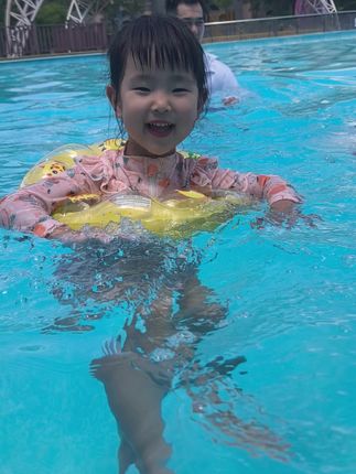 夏天来了,给孩子选一套合适的泳衣去玩水吧!这套女童泳衣不仅防晒还速干,而且非常可爱又时尚,它能让宝贝在水中尽情嬉戏的同时,也能保持清凉舒适的感觉,特别适合夏天户外运动的时候穿。#儿童游泳衣 #泳衣 #水上乐园 #高品质童装#女童穿搭