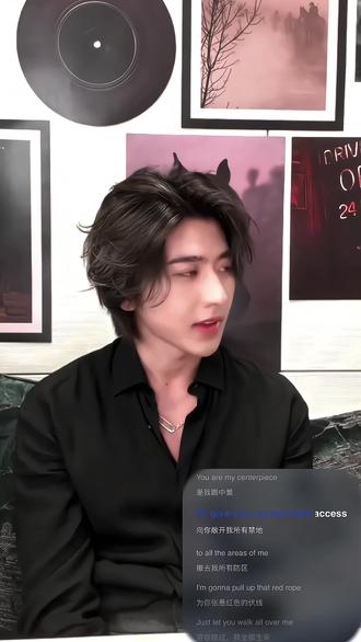 <Honour>真的是一首情感特别浓烈的歌。听完之后就觉得我好爱他啊,小坤坤也同样爱着我们🖤他那天直播说希望有一天能够把在创作这首歌的时候想象的画面在舞台上呈现出来,“铺着红毯,属于他的观众踩着红毯走向他"很浪漫的一个想法,我也期待有一天我能够现场看到这个唯美又庄重的画面🫶
#蔡徐坤 #创作者中心 #创作灵感