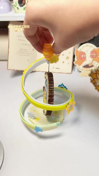 可旋转的新星人圣诞树拼豆教程来啦!!没想到我爱喝的竟然和我喜欢的星星人联动了~今天的灵感也是来自他~旋转圣诞树的创意来自小猫饼饼老师~主体部分的月亮星星人是借鉴小门老师的图纸画了个缩小版的~喜欢的宝子们快做起来吧!#手工 #diy手工制作 #拼豆 #喜茶星星人联名 #星星人