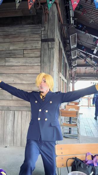 当你拥有以为E人朋友 就可以解锁npc的专属技能#北京环球度假区 #海贼王 山治的面条感太强了