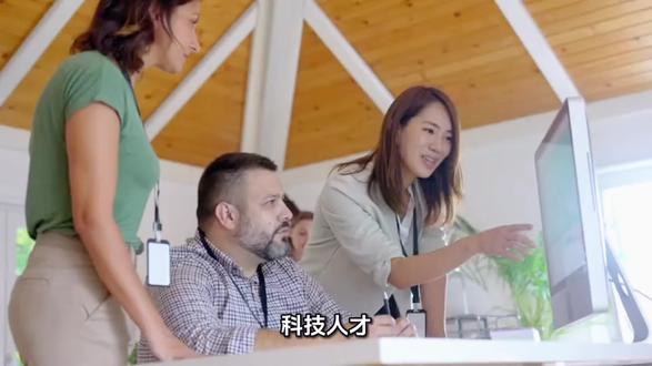 中国科技回流潮
科技人才“回流潮”:一记砸向美国自己的“回旋镖”
在全球人工智能等尖端科技的决赛场上,谁能汇聚顶尖智慧,谁就能掌握最核心的驱动力。然而,作为科技强国的美国,近年的选择却令人费解——他们正在以“安全”为名,将一批批杰出的华裔科学家拒之门外,甚至强行驱逐。
这股逆流引发了一场意义深远的人才“回中潮”。斯坦福大学的研究数据显示,短短十年间,超过13300名华裔科学家选择离开美国,回到中国发展。美国或许未曾料到,这些被迫“归来”的头脑,正以前所未有的速度,在中国这片创新的热土上点燃科技反攻的引擎,将一个个曾经看似坚固的“美国神话”变为现实。