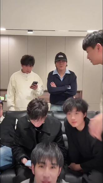 五花八们2025.12.14直播《六个月会留下什么》cut#喜人奇妙夜#五花八们 #李明磊#龚英杰 #郝旭涛