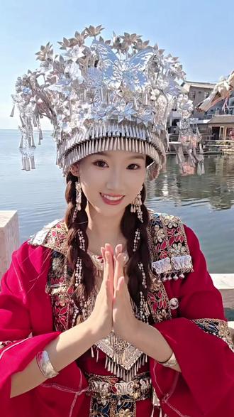 今日变身苗族少女!
mr郝说以后可别跳舞了(ps手势舞学了1个小时愣是还没学会)
#弥渡山歌 #弥渡山歌舞蹈 #大理 #治愈系日常