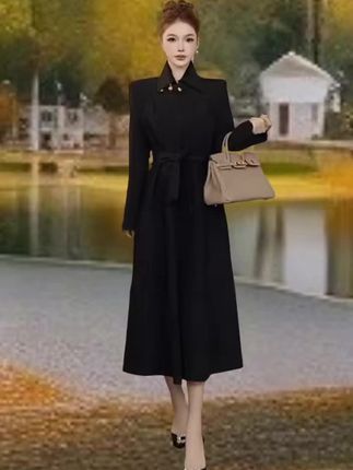 2025春秋黑色大衣连衣裙太绝了! 姐妹们,想入手一件自带高级感的春秋外套?这件正肩黑色大衣连衣裙莫错过! 2025新款设计,赫本风高级感拉满,正肩版型显瘦不挑人,轻松穿出利落身形。贴心赠送腰带,系上秒显腰线,不系则是随性慵懒范儿,两种穿法都好看。 春秋季节穿温度刚好,既可当大衣外搭,也能作连衣裙单穿,实用性超强。细节藏巧思,喜欢赶紧入手,解锁你的春秋高级感穿搭! #春秋大衣 #黑色连衣裙 #送腰带穿搭 #赫本风外套#优雅永不过时 @抖加🔥上热门🔥dou+🔥热点宝