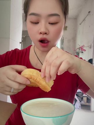 一个鸡蛋,一个面包,一碗豆浆,这个早餐我能吃的饱饱的。现在手撕面包9.9发一箱16个,真的太划算了,好吃哦#日常分享 #早餐吃什么 #面包 #手撕面包