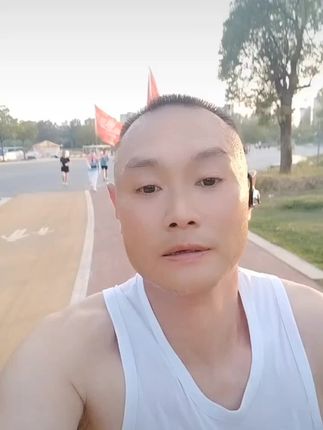 用晨跑开启新的一天, 脚步在道路上留下坚定的痕迹, 就像我们在生活中不断前行, 早安,充满希望的一天! #生命在于运动一起锻炼吧
