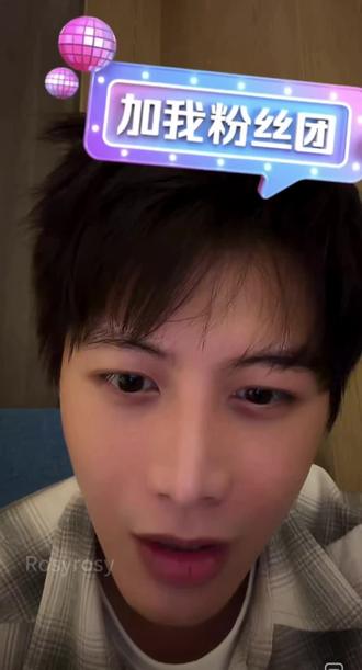 2025.12.27 何健麒直播cut
1⃣️跨年在剧组有时间的话就播(画饼ing) 2⃣️不喜欢跟高的人玩儿🤣 3⃣️摸过代高政、马小宇、舒童、科科的肌肉,何老师表示羡慕 #何健麒 #何健麒直播 #何健麒新剧 #短剧男演员 @何健麒