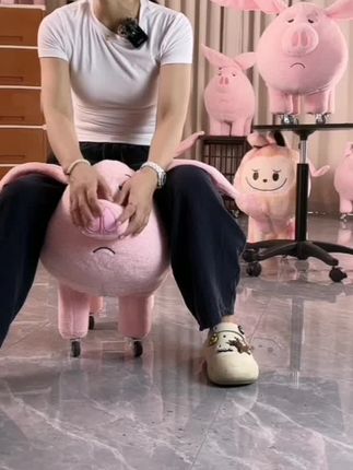 哪吒飞天猪坐骑滑:/ 轮板凳太乙真人猪玩偶凳子公仔毛绒板凳儿童座椅#儿童玩具 #毛绒公仔 #小朋友玩具 #懒人沙发