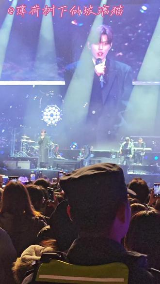 再清一下无锡音乐节库存#en #无锡
不善言辞、内向、不会说话的大哥#王翊恩 说了一分钟的话!!感动坏了!!
哥应该很高兴吧,最后一个出场,台下还有那么多人,en次方们真的很爱。
哥也真好,官宣了二巡南京演唱会,不多宣传,只是说“都有座了,可以坐着听了,不用夜排了,不用那么冷了”。老铁,南京见!我们一定要多多见面