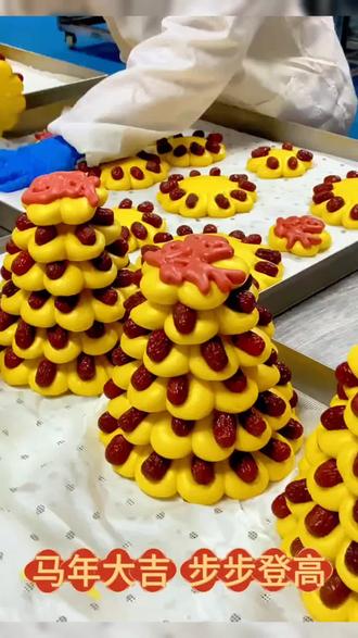 山东过年必备的大枣塔 红红的大枣点缀在层层叠叠的面饼上 寓意着生活红红火火 蒸蒸日上 #枣山 #枣塔馒头 #花饽饽 #面食#好物推荐🔥