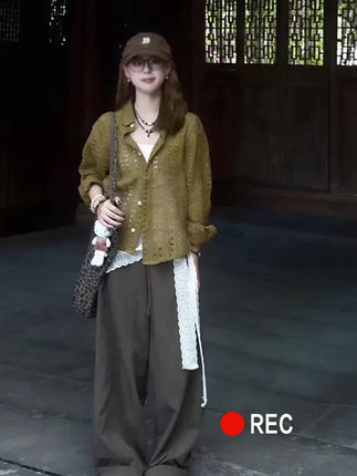 《青芥与暖阳》 林晚把藤椅往巷口挪了挪,芥末绿的镂空针织衫被风掀起边角,露出里面米白的棉内搭。老巷的青石板缝里嵌着碎光,隔壁茶馆飘来的龙井香混着桂子气,漫过她交叠的膝头。她指尖捏着半块桂花糕,没急着咬。檐角铜铃晃了晃,惊飞两只停在墙头的灰鸽,翅膀扑棱的声响里,远处传来卖糖粥的梆子声,笃笃,笃笃,像敲在慢下来的时光上。针织衫的镂空纹路漏下细碎的日影,落在手背上,暖得像刚晒过的棉被。风又起时,她咬了口桂花糕,甜香漫开的瞬间,忽然觉得这芥末绿的颜色,倒和巷尾那丛野菊的嫩蕊,有了几分说不清的像。#秋季主打简单干净氛围感#慵懒风穿搭#初秋搭配#松弛感穿搭@抖音小助手 @抖音热榜🔥
