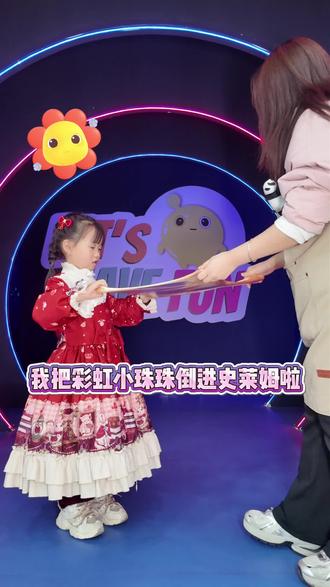 荧光配饰加进史莱姆,晚上玩超有氛围感!荧光闪片和颗粒混在泥里,关了灯既发光又带荧光,捏的时候像在玩会呼吸的荧光海,吹的泡泡像发光的小水母~EN71 认证,小朋友玩着不害怕,还超兴奋!#元旦去哪儿玩#周末去哪儿#溜娃宝藏地#周末时光#亲子互动