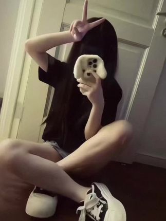 你毫不犹豫的拉黑了我所有联系方式 恨不得马上摆脱我 我没话说 只是想起那天晚上你说你会陪我很久#乔莹莹