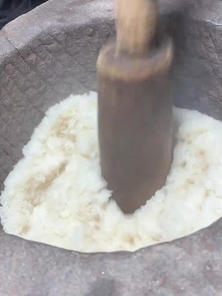 糍粑真的巨好吃! 软糯香甜, 一口咬下去超满足,好吃到停不下来了!糯叽叽的糍粑搭配上美味的红糖,还很有嚼劲#纯手工糍粑 #糍粑 #好吃到停不下来 #口感特别好 #妈呀太香了