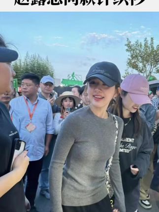 赵露思同款打底衫来了!质量版型巨好!当打底穿脱下外套真的简约好看!高级灰正肩打底!版型巨显瘦!正肩效果显得人精神十足!腰部微微修身又有小宽松的堆积感,搭配各种松垮的下半身都炒鸡好看#女装 #高级感穿搭 #露丝同款 #明星同款 #打底衫