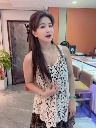 想要手上更精致一些吗?那就试试这个手镯吧,不仅看起来很高级,而且摸起来也很舒服哦,戴上它之后,你的手会变得更加漂亮,特别适合爱美的女生戴#手镯 #叠戴 #手镯推荐 #时尚单品 #百搭
