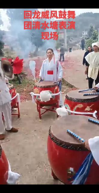 “灯光亮起时,你们的热情照亮每一个角落;音乐响起时,你们的默契点燃全场。舞台属于你们,此刻属于热爱,今晚演出圆满成功!”👍😜