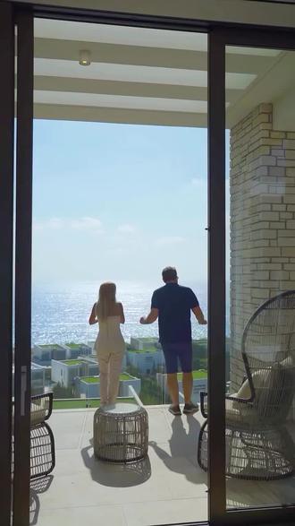 纽约名主持认证 “梦级住宿”!连喊(绝了) “this is crazy”
特别开心和大家分享 ——WABC 电台《The Greg Kelly Show》主持人、同时也是 Newsmax 电视台《Greg Kelly Reports》主播的 Greg Kelly,从纽约专程飞来打卡咱们 Cap St Georges 酒店度假村啦!
他聊起这次入住时,忍不住说这是 “一场如梦似幻、启迪人心又格外难忘的体验”。这段时间里,他沉浸式沉醉在咱们度假村绝美的海岸风光里,尝遍了招牌的珍馐美馔 —— 完全 get 到了咱们度假村一直以来所彰显的静谧氛围与精致格调~
他甚至不想走了,想要成为塞浦路斯🇨🇾的新居民!
#海景别墅设计 #名人打卡度假村 #地中海奢华体验 #塞浦路斯房产 #KorantinaHomes