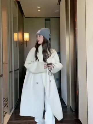 被追问无数次的米白色双面羊毛大衣~家人们谁懂啊!逛了无数家店,终于让我遇到这件梦中情衣﹣﹣秋冬新款韩系米白色双面羊毛大衣。它是温柔的米白色,满满的高级感,一眼就爱上。中长款的设计,遮胯又显腿长,随便搭配牛仔裤或者裙子都超好看。双面羊毛材质,柔软又保暖,北方的冬天穿也毫无压力。穿上它,瞬间化身韩剧女主,温柔又气质。每次出门都被追问链接,真的太爱了,谁买谁知道!#米白色羊毛大衣 #简约基础款冬装太耐看了 #过年穿什么 #大衣 #韩系穿搭