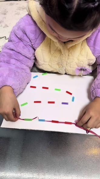 纸壳画小鸡,吸管穿细绳,
一拉一啄,小鸡吃虫子~
零成本手工,萌趣又好玩!
#早教 #每日亲子游戏 #亲子 #亲子早教